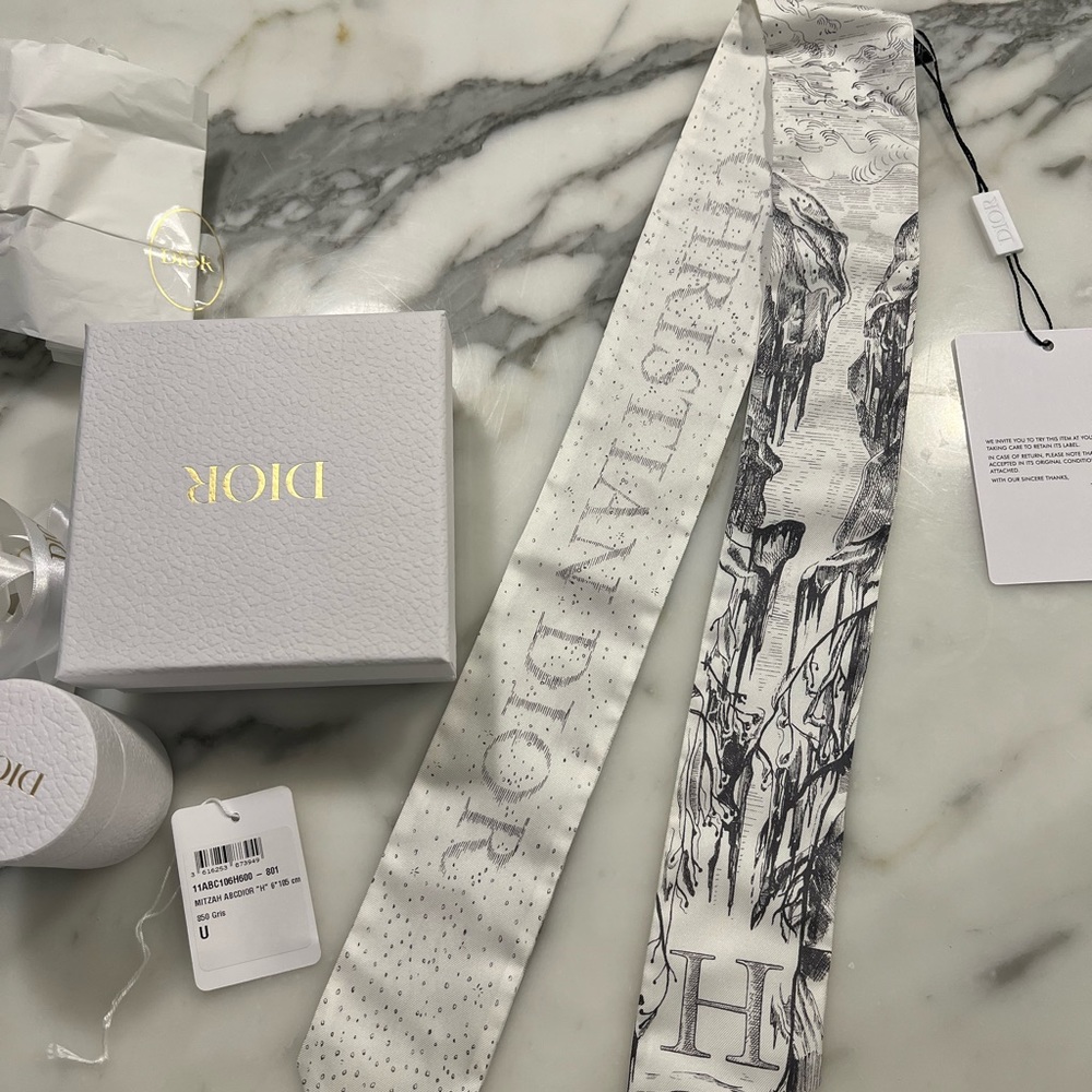 Dior Scarf
Dior Mitzah